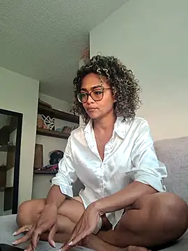 BiiancaEstradaa online show from October 17, 2025, 9:27 pm