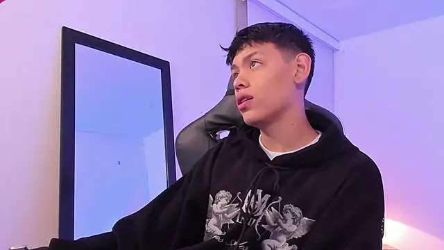 Snapshot of zeus_blaze chatting on September 17, 2025, 12:18 pm zeus blaze online show from September 17, 2025, 12:18 pm