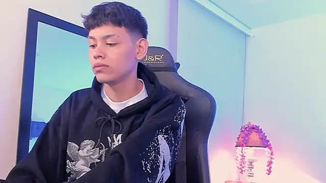 Snapshot of zeus_blaze chatting on September 13, 2025, 1:22 pm zeus blaze online show from September 13, 2025, 1:22 pm