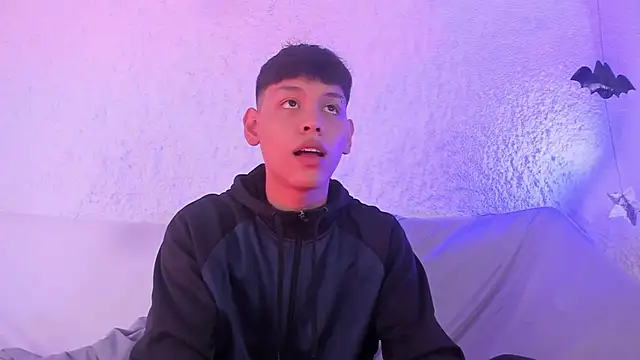 Snapshot of zeus_blaze chatting on November 6, 2025, 8:02 pm zeus blaze online show from November 6, 2025, 8:02 pm