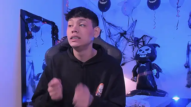 Snapshot of zeus_blaze chatting on October 21, 2025, 12:04 pm zeus blaze online show from October 21, 2025, 12:04 pm