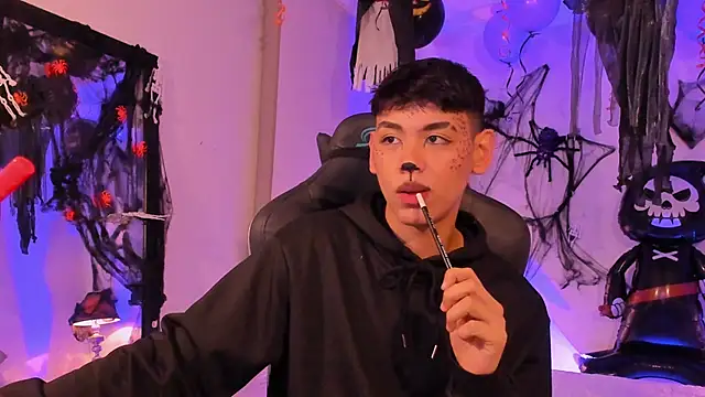 Snapshot of zeus_blaze chatting on October 7, 2025, 7:53 am zeus blaze online show from October 7, 2025, 7:53 am