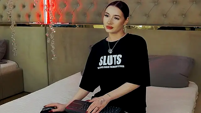 RoxyDoll  online show from October 15, 2025, 5:10 pm