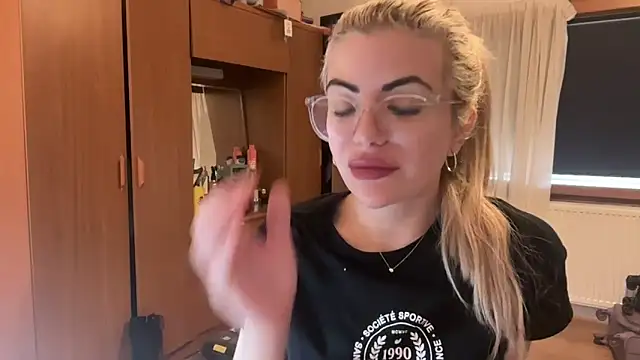 princess17 online show from September 27, 2025, 2:12 pm