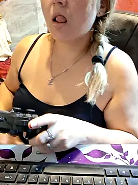 qSensi online show from December 4, 2025, 11:37 pm