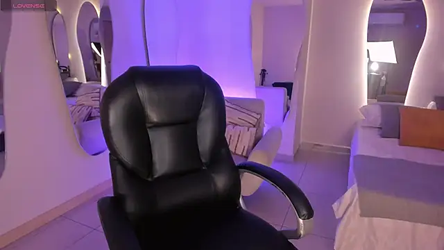 AyshelBrown online show from October 14, 2025, 3:51 am