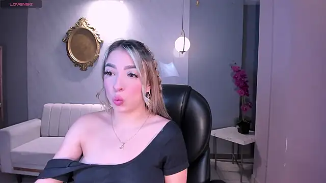 Snapshot of LizzCooper chatting on November 19, 2025, 4:12 am LizzCooper online show from November 19, 2025, 4:12 am