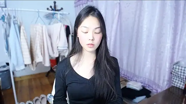 yao-yao  online show from November 22, 2025, 1:54 pm