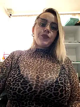 Snapshot of CurvyLust_x chatting on November 6, 2025, 3:38 pm CurvyLust x online show from November 6, 2025, 3:38 pm