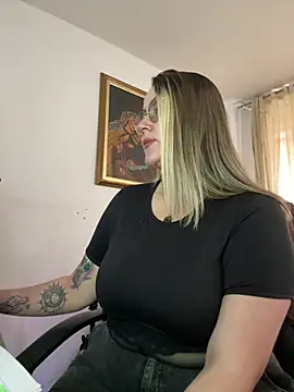 Snapshot of CurvyLust_x chatting on May 28, 2026, 3:40 pm CurvyLust x online show from May 28, 2026, 3:40 pm