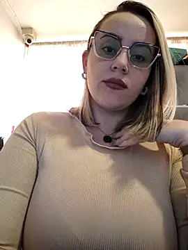 Snapshot of CurvyLust_x chatting on November 5, 2025, 4:32 pm CurvyLust x online show from November 5, 2025, 4:32 pm