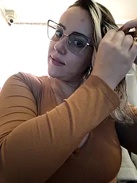 Snapshot of CurvyLust_x chatting on November 22, 2025, 3:22 pm CurvyLust x online show from November 22, 2025, 3:22 pm