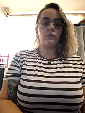 Snapshot of CurvyLust_x chatting on November 4, 2025, 4:55 pm CurvyLust x online show from November 4, 2025, 4:55 pm