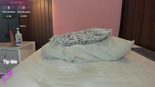 ROXXYBLOOM online show from July 6, 2026, 3:03 pm