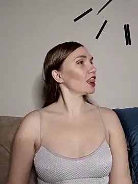 KisaVixen online show from April 13, 2026, 5:39 pm