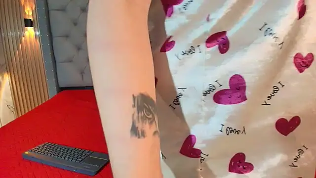 Snapshot of Suxan_White_ chatting on October 7, 2025, 12:06 pm Suxan White online show from October 7, 2025, 12:06 pm