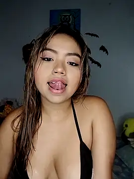 Emily  Hott online show from October 30, 2025, 10:28 pm