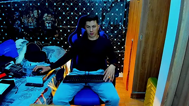 javiersexymann online show from December 4, 2025, 12:31 am