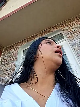 Eiimy pretty online show from November 7, 2025, 8:35 pm