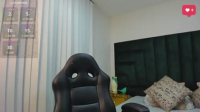 SaraWagner  online show from September 29, 2025, 12:17 am