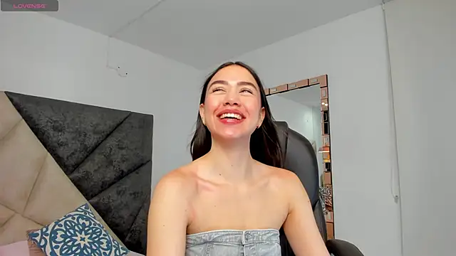 SaraWagner  online show from October 10, 2025, 12:11 am