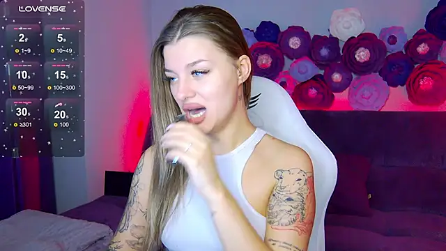 LindaBrilliant online show from October 7, 2025, 3:07 am