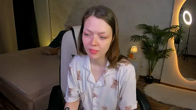 Lunar Lily online show from December 17, 2025, 5:45 am