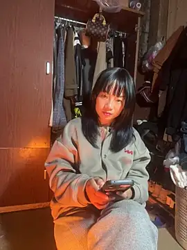 AAANINE22 online show from October 18, 2025, 2:08 pm