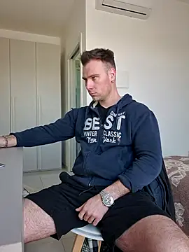 mrlyuis online show from April 22, 2026, 8:43 am