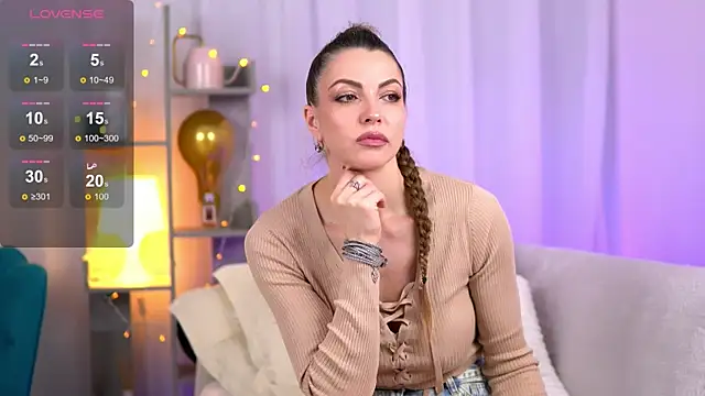 RebeccaRese online show from November 13, 2025, 9:02 am