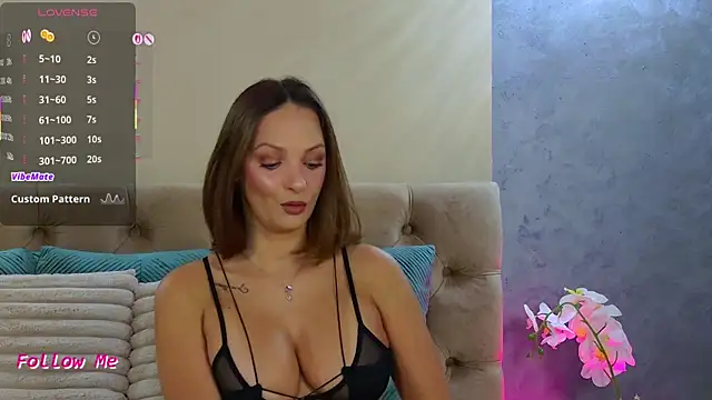 LaraQ online show from September 13, 2025, 5:07 am