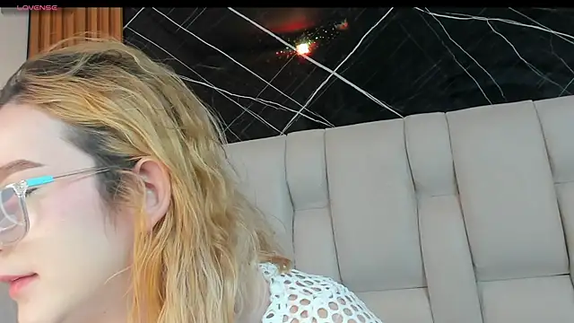 Snapshot of kristal_joi_dl chatting on November 8, 2025, 12:20 pm kristal joi dl online show from November 8, 2025, 12:20 pm