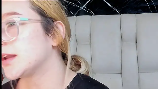 Snapshot of kristal_joi_dl chatting on November 21, 2025, 1:15 am kristal joi dl online show from November 21, 2025, 1:15 am