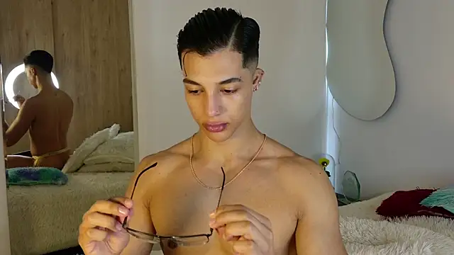 Snapshot of Troye_Williams chatting on April 13, 2026, 12:09 pm Troye Williams online show from April 13, 2026, 12:09 pm