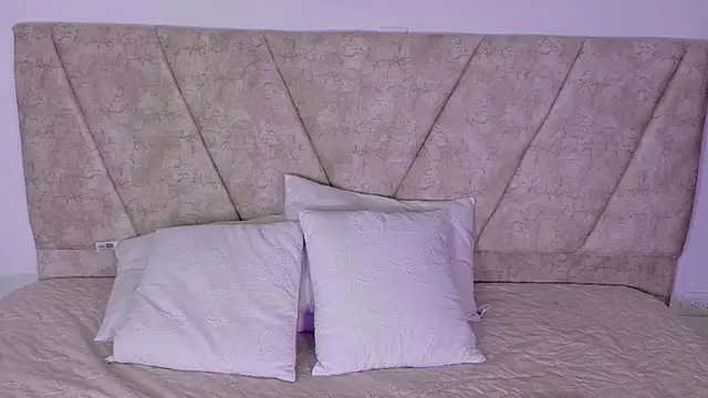 Miia Parker online show from September 25, 2025, 12:11 pm