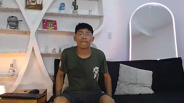 BEAUTY BOYS1 online show from September 19, 2025, 7:12 am