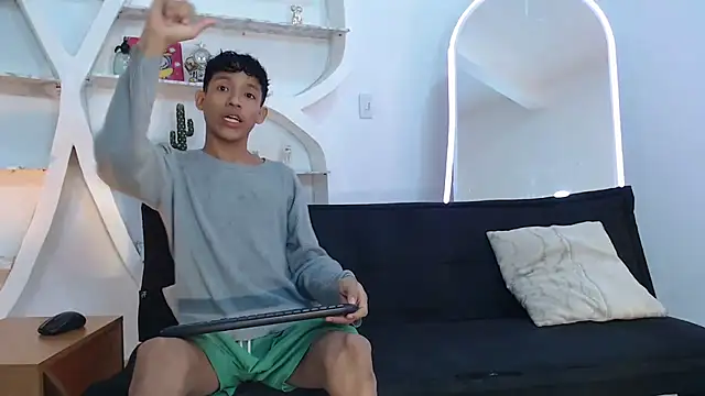 BEAUTY BOYS1 online show from September 28, 2025, 2:35 pm