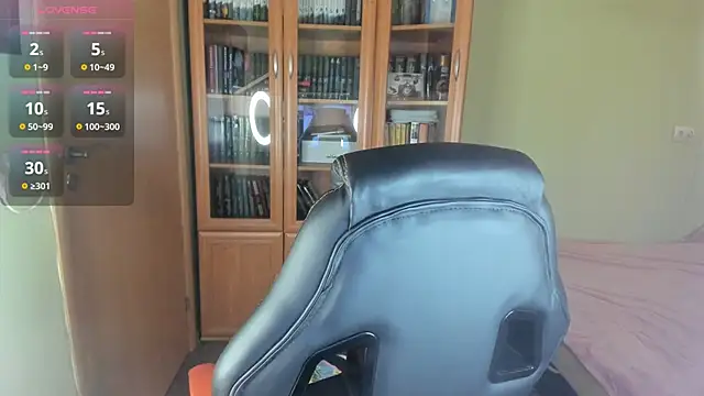 MiaLores online show from April 12, 2026, 10:07 am