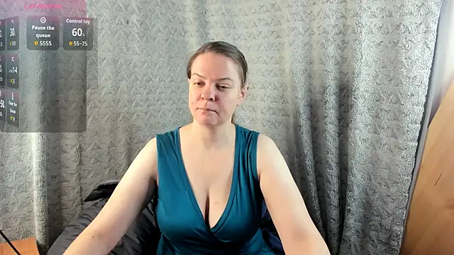 MiaLores online show from November 12, 2025, 9:02 am