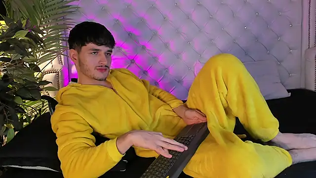 LiamMuller online show from December 3, 2025, 12:26 pm