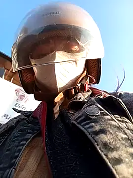 Snapshot of _Helala_ chatting on November 22, 2025, 11:58 pm Helala online show from November 22, 2025, 11:58 pm