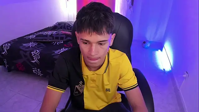 Snapshot of Aron_Boyy chatting on December 4, 2025, 7:35 pm Aron Boyy online show from December 4, 2025, 7:35 pm