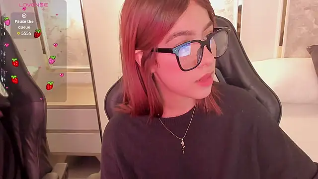 doll eyees  online show from October 8, 2025, 2:35 am