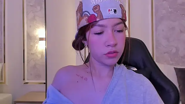 doll eyees  online show from September 20, 2025, 3:55 am