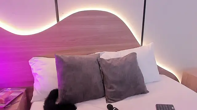 doll eyees  online show from October 18, 2025, 6:43 pm