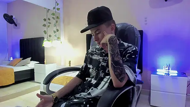 Nascary Fox online show from November 15, 2025, 8:02 pm