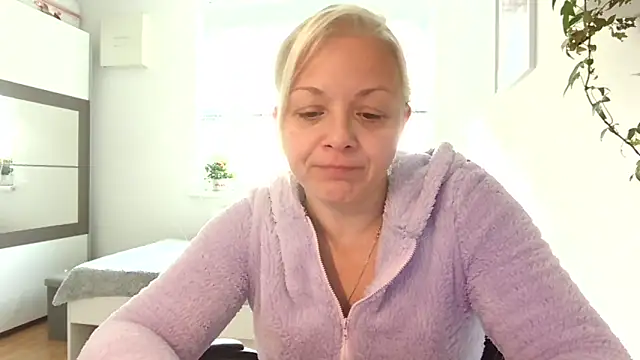 Linsy Kim online show from October 19, 2025, 8:50 am