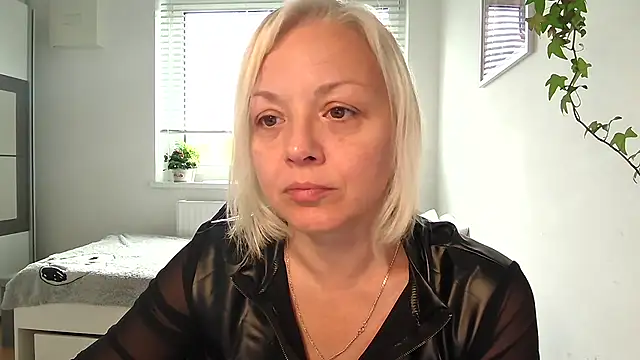 Linsy Kim online show from October 28, 2025, 7:40 am