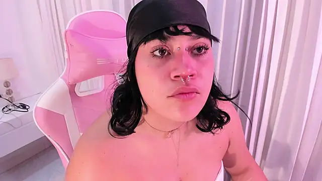 mia yeager online show from November 16, 2025, 3:33 am