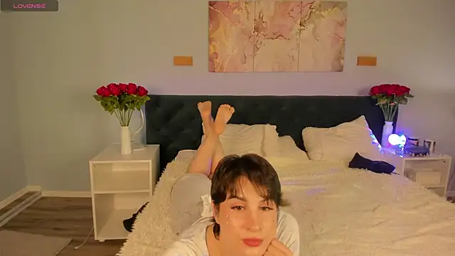 Adeline Perle online show from September 26, 2025, 1:34 am